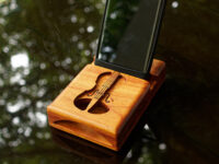 Macacauba wood speaker with a carved violin.